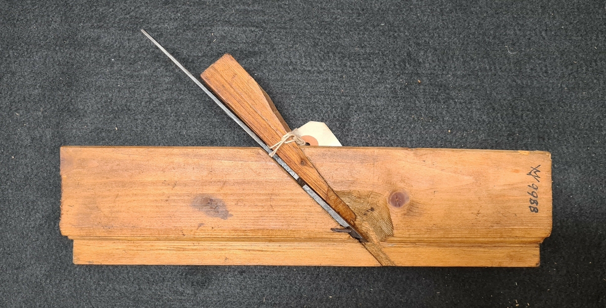 En hyvel, en kälhyvel i trä med stål.

Ingår i en samling verktyg som har använts av Verkmästare Alfred Lundin,  Vänersborg, åren omkring 1900 i Vbg. Lundin f. 22/1-1862. d. 30/10-1940.
