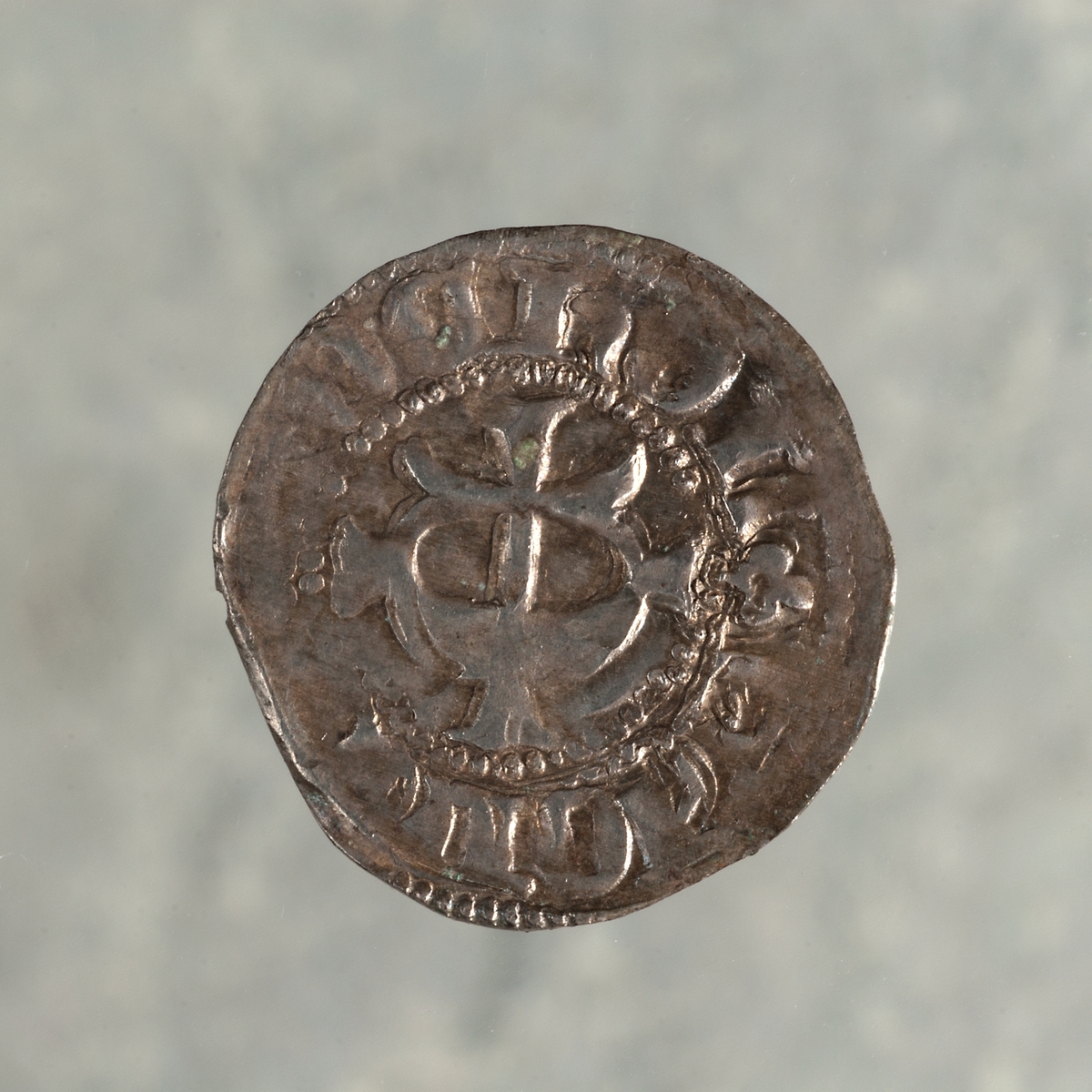 Mynt av silver. Örtug. Sköld. E. Erik av Pommern (1396-1439).