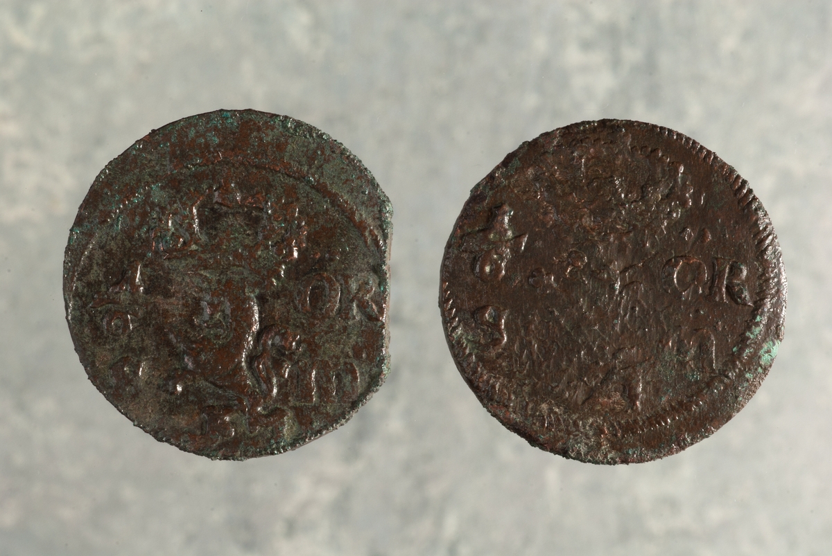 Mynt av kopparlegering. 1/6 öre SM. Karl XI (1660-1697). Präglat 1668 i Avesta. Myntet till vänster på bilden.
