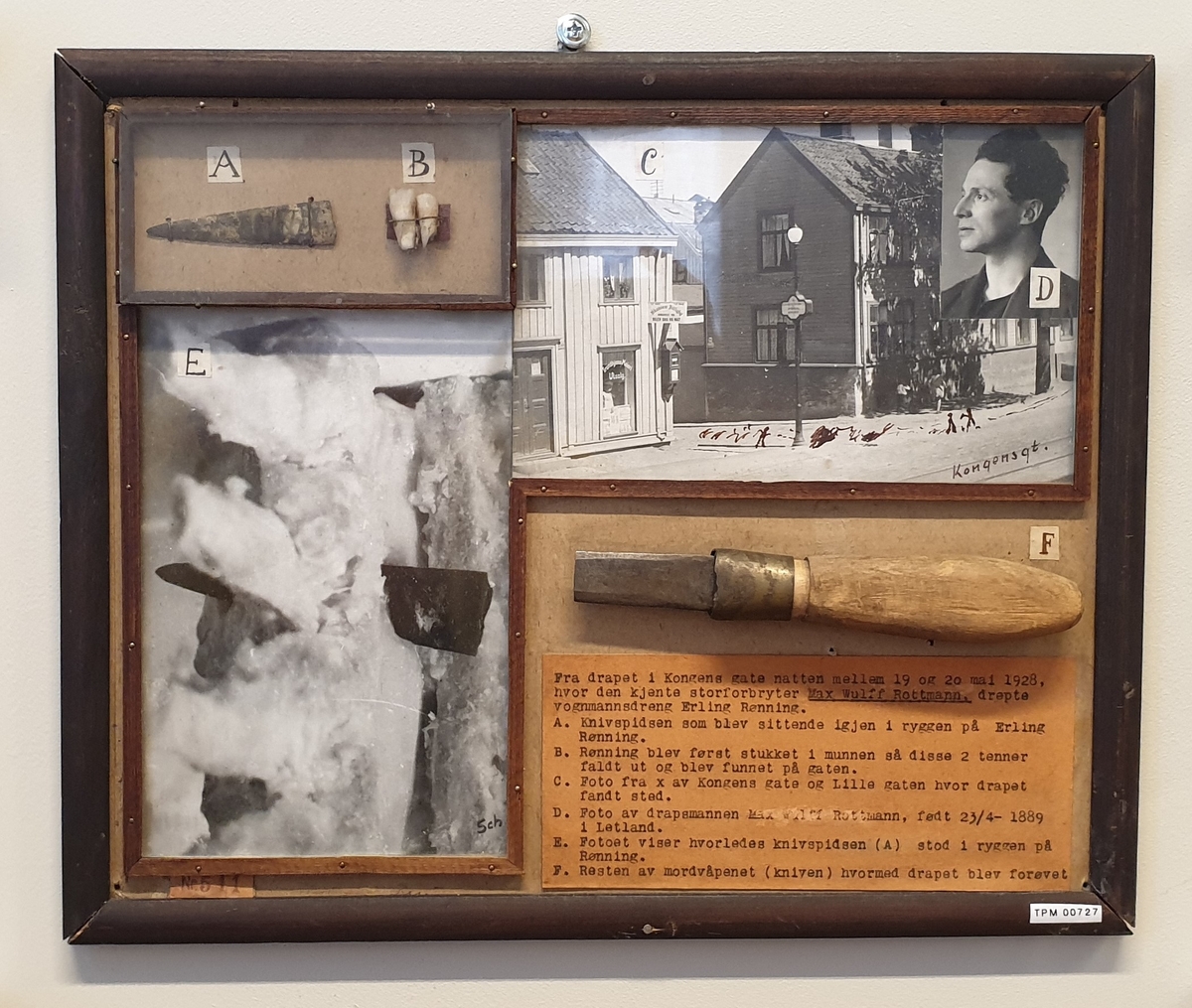 Montasje i glass og ramme med drapsvåpen, bevismateriale og foto, samt beskrivende tekst.