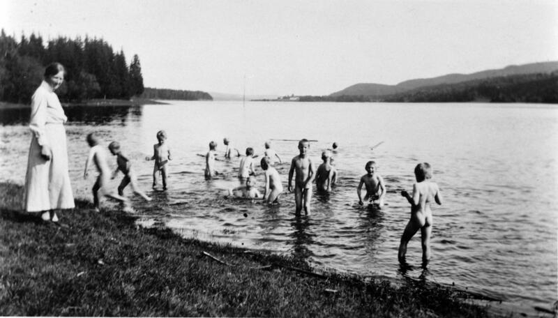 Badetid for guttene på Borgen feriekoloni. Mjøsa ved Fangberget, 1946. Foto: Anno Domkirkeodden. (Foto/Photo)