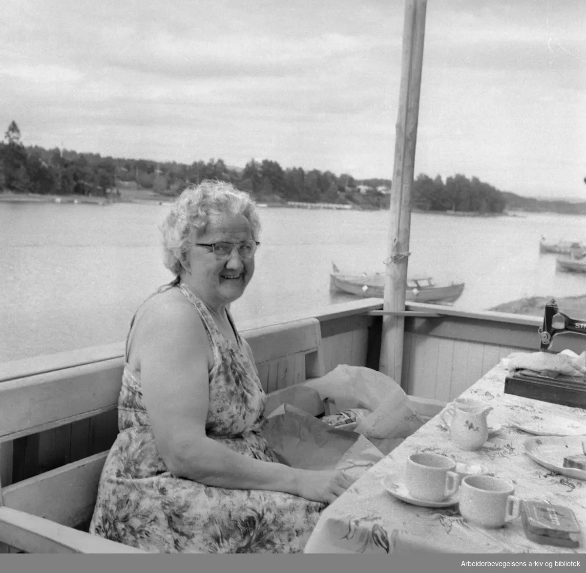Mange tilbringer sommerferien på Langåra i provisoriske hytter. Juli 1958