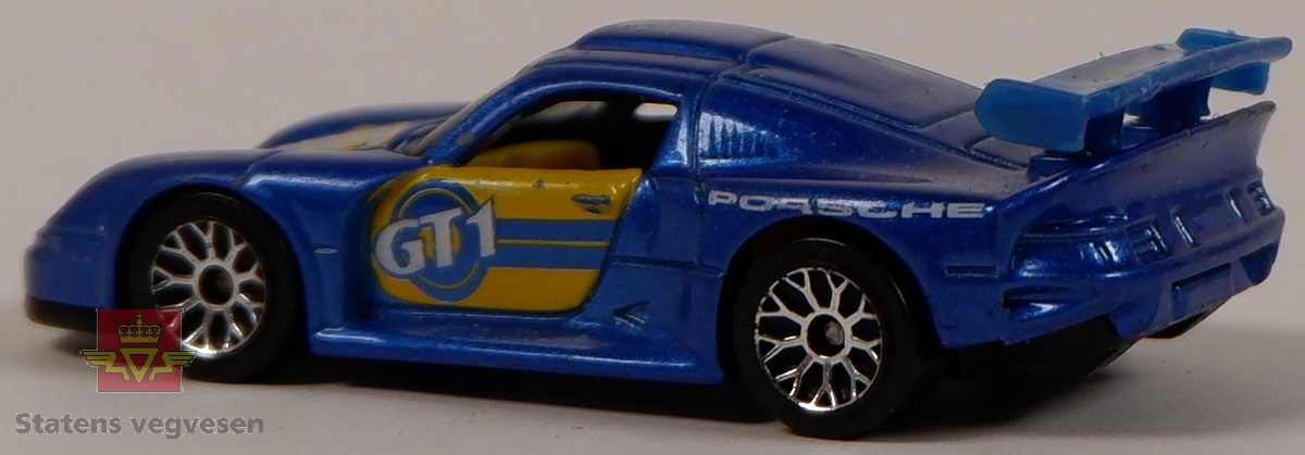 Modellbil av en Porsche 911 GT1, modellbilen er farget blå. Skala 1:61