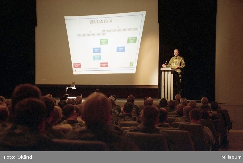 Presentation för militärbefälhavarens årliga besök.

På scen, generallöjtlant Sven-Åke Jansson.