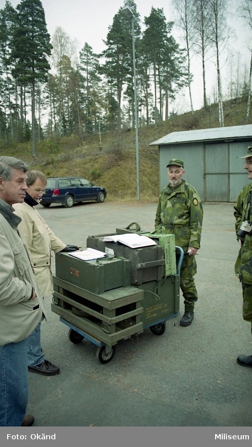 Soldatreglemente för vapenmateriel minor.

Centralt, major Birger Karlsson Ing2 och till höger major Gunnar Thron-Andersson Ing2. Okända civila.
