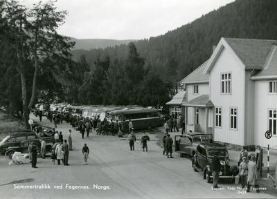 Sommertrafikk på Fagernes stasjon, ca. 1950, Nord-Aurdal. Foto: Nils Neste/Valdres Folkemuseum. (Foto/Photo)