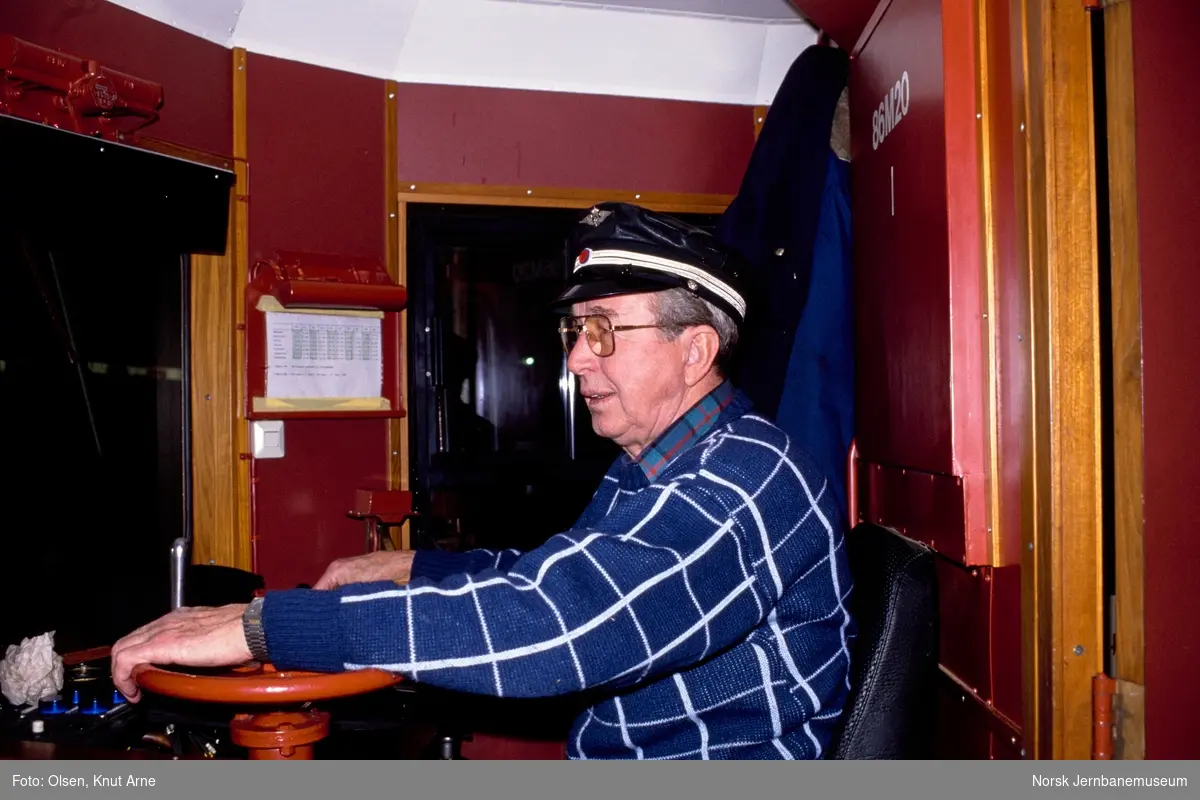 Pensjonert lokomotivfører Harry Andreassen i førrerrommet på dieselmotorvogn BM 86 20