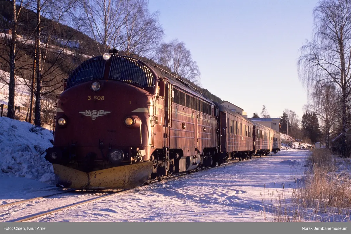Diesellokomotiv Di 3 608 med persontog fra Oslo S til Fagernes, tog 281, på Aurdal holdeplass