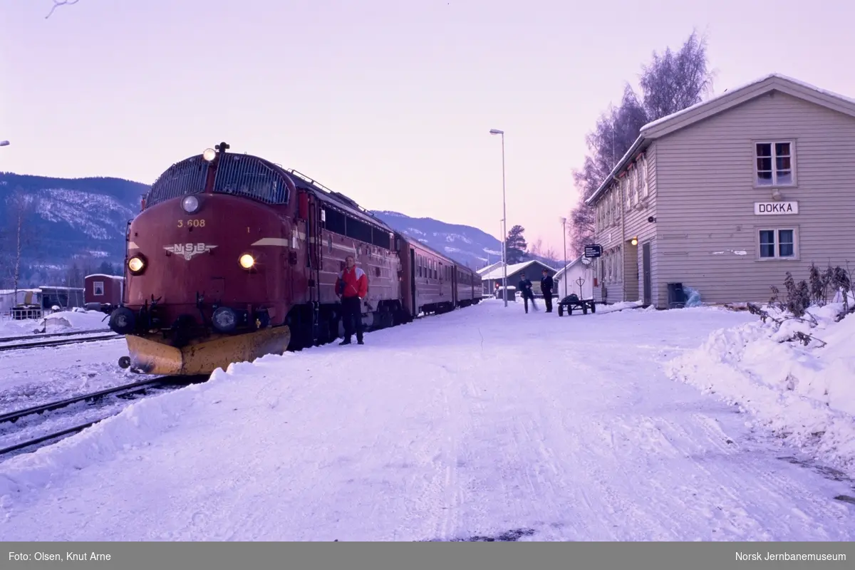 Diesellokomotiv Di 3 608 Med Persontog Til Oslo S På Dokka Stasjon Norsk Jernbanemuseum 