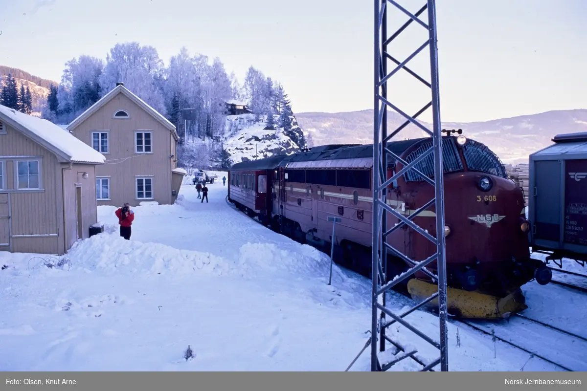 Diesellokomotiv Di 3 608 Med Persontog Til Fagernes På Odnes Holdeplass Norsk Jernbanemuseum 