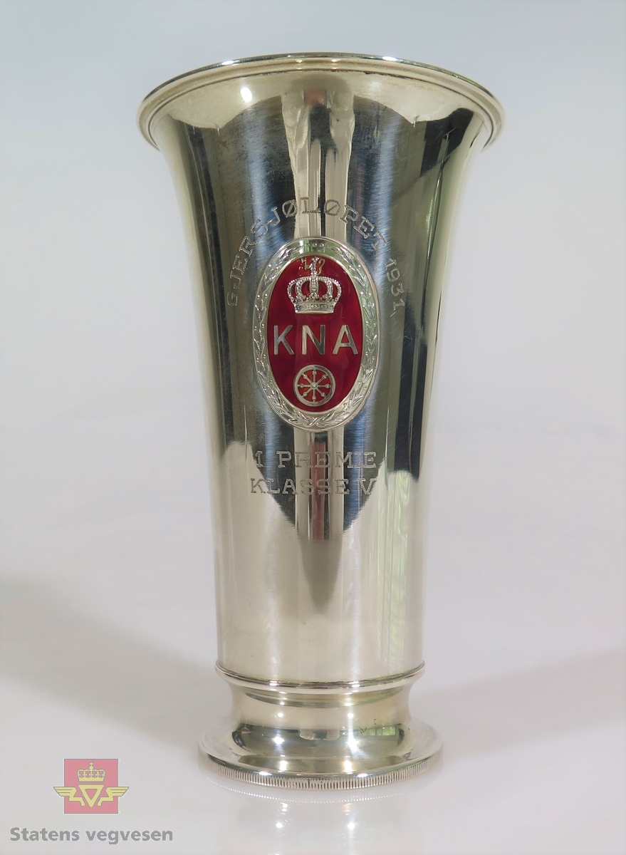 Pokal formet som et beger.  Pokalen er merket med KNA GJERSØLØPET 1931 PREMIE KLASSE V.