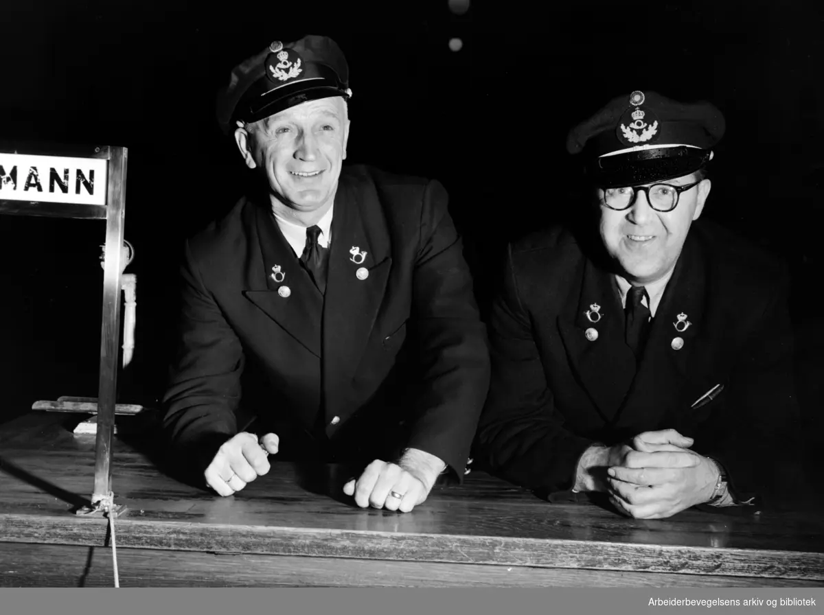 Vaktmennene Henry Andreas Dyrstad og Ingvar Strøm på Oslo hovedpostkontor. Postfunksjonærer. Oktober 1953