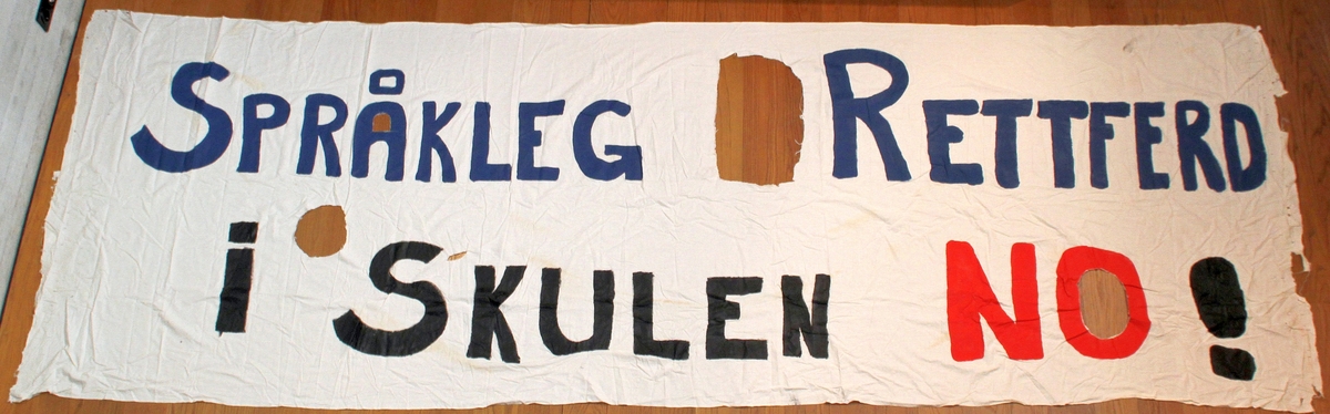 Banner frå arkivet til Norsk Målungdom. På banneret står teksten: "Språkleg rettferd i skulen no!". Banneret har vore i bruk under ein aksjon for Norsk Målungdom i 1997.