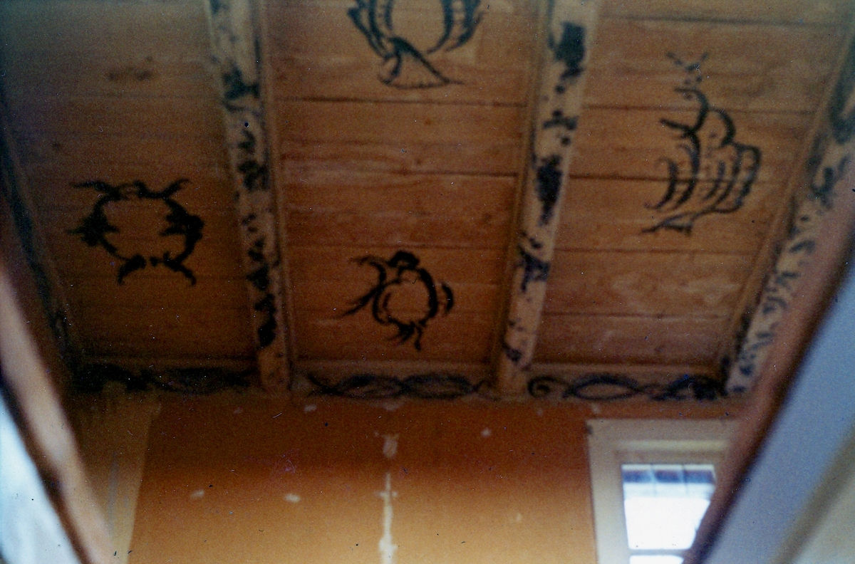 Onsala sn. Kaptensgården, Stora Iserås. Text till foto 1-2 Rokokodekor på tak i andra våningen. Text till foto 3 Rokokodekor på tak i andra våningen. Färgerna felaktigt återgivna, skall vara blå dekor på vit botten.