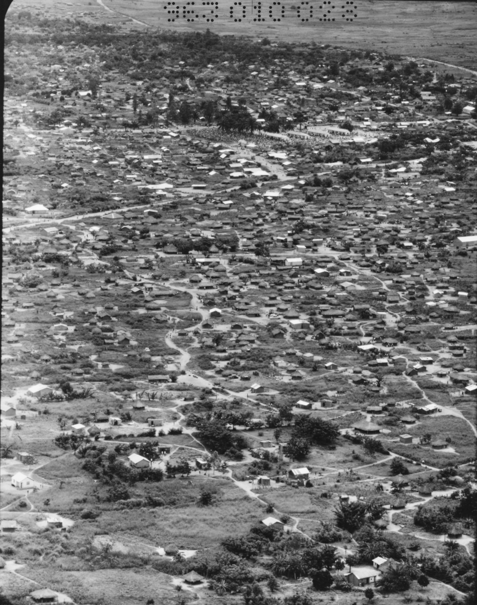 Flygspaningsbilder av by i Kongo, taget av F 22 under Kongokrisen 1962-1963. Serie om två bilder; översiktsbild och närbild.