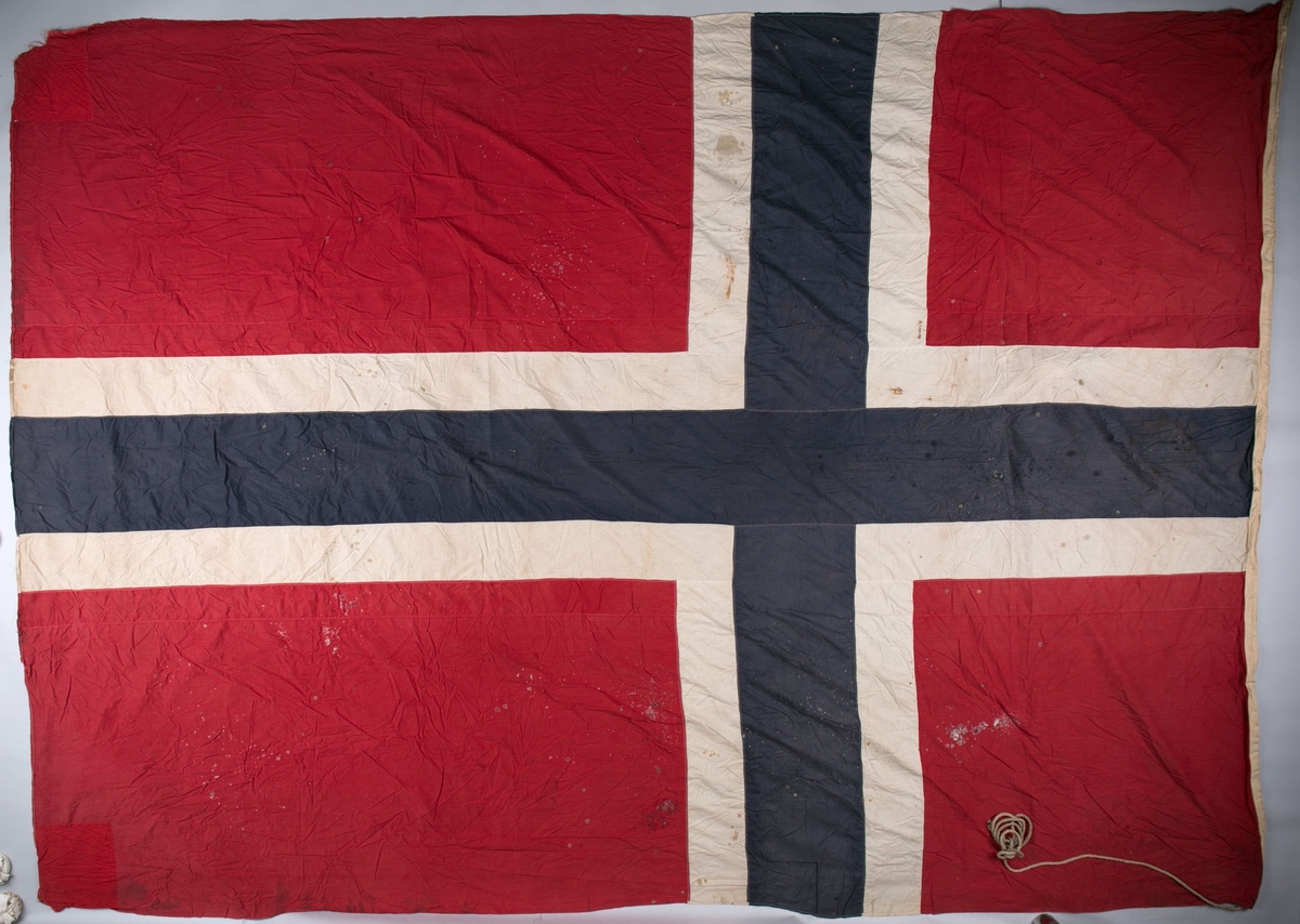 Norsk flagg som vaiet på skipet DS EIDSVOLD bg. 1895 tilh. Chr. Michelsens Rederi den 7. juni 1905 i det fjerne østen (Shanghai el. Hong Kong)