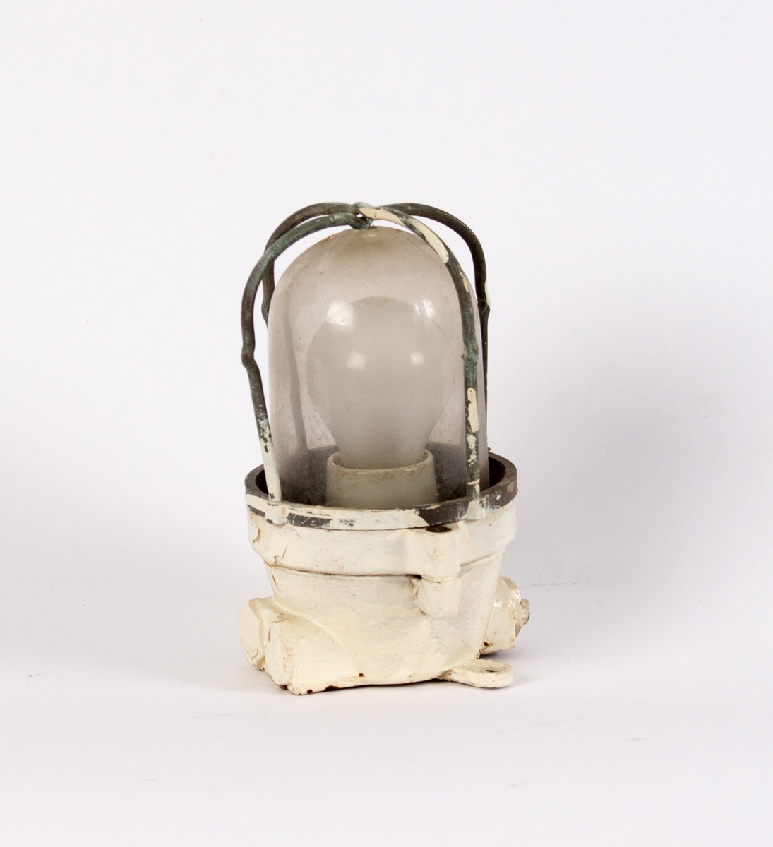 Lampe fra stålbark STATSRAAD LEHMKUHL. Rund elektrisk lampe med glasskuppel med beskyttelsesgitter.