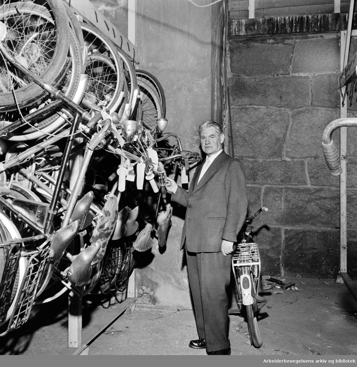 Møllergata 19. Kontorfullmektig John Nilsen ved politiets lager av stjålne sykler. Juli 1961