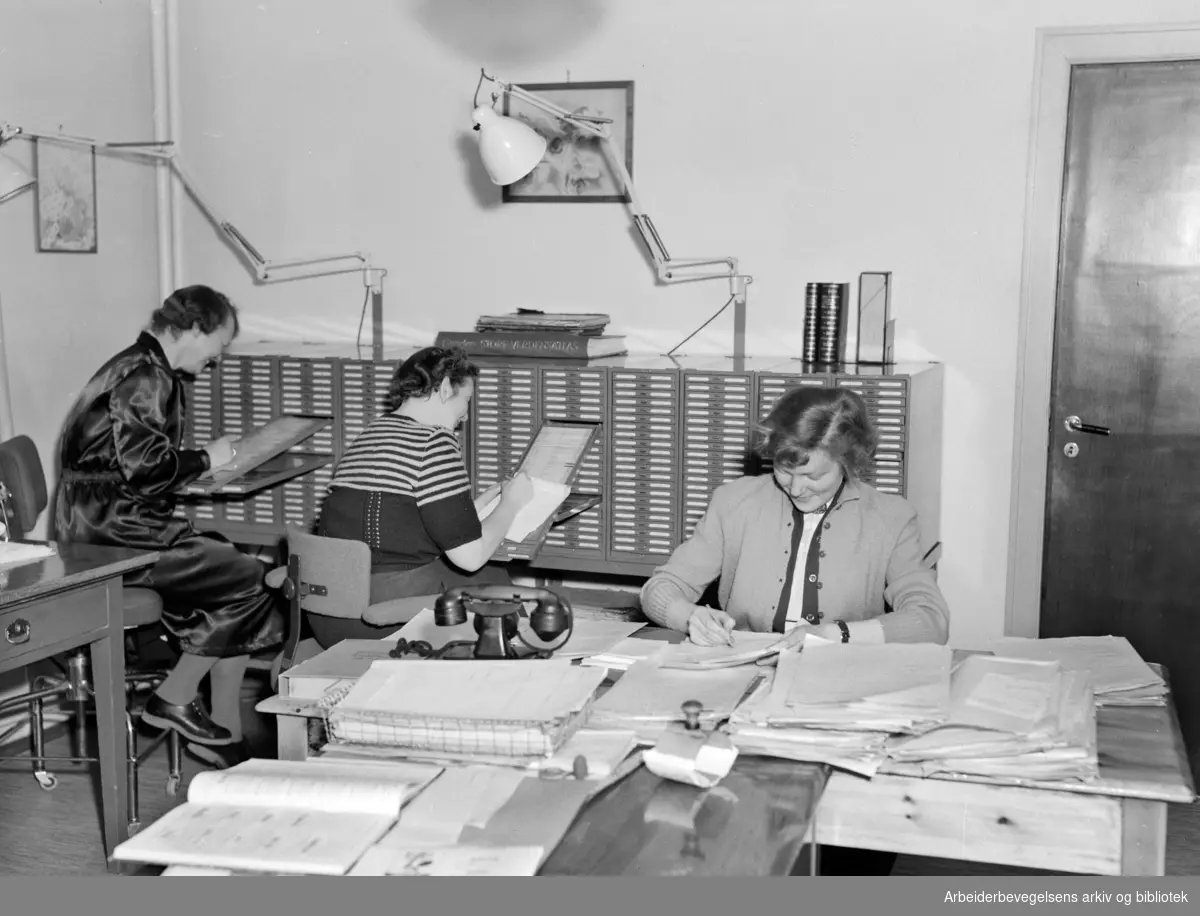 Patentstyrets kontorer i Middelthuns gate 15. "Fru Ingrid Hauge og frøknene Salvesen og Aase arbeider med de 90 000 oppslagsordene i kartoteket over varemerker." Kardex. April 1953