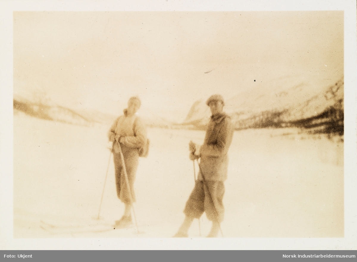 Påsken 1927 på Møsstrond. To menn på skitur i snødekt fjellandskap