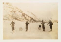 Påsken 1927 på Møsstrond. Fire personer på skitur med pulk m