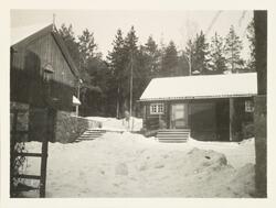 Snø og vinter på gårdsplassen på Gullia, Lysaker 1926.