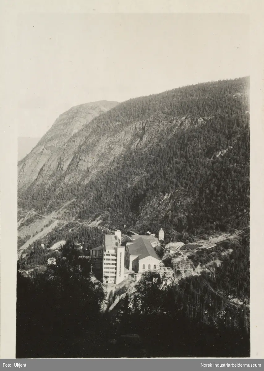 Tur til Møsvand, høsten 1931. Vemork, kraftstasjon og hydrogenfabrikken sees fra oven
