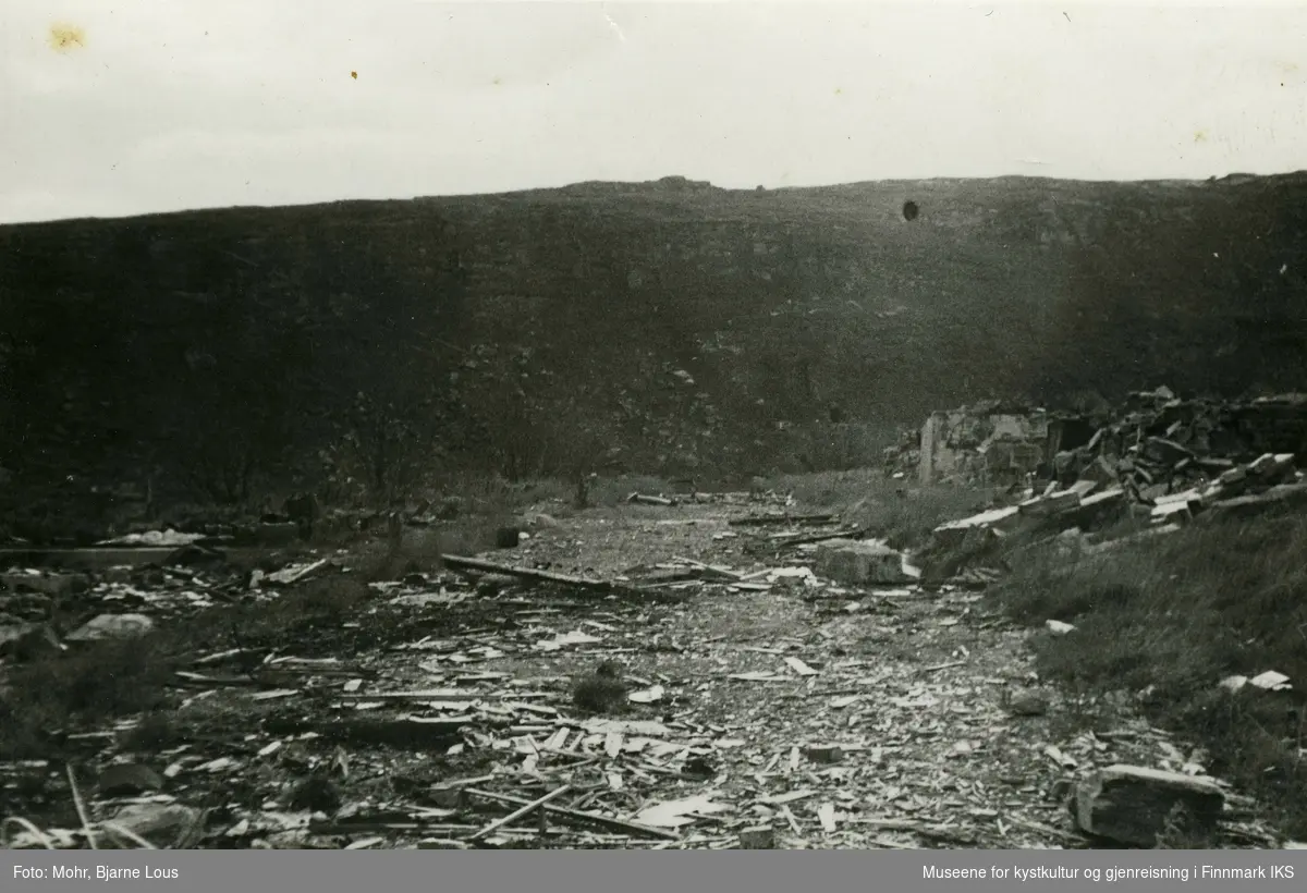 Bebyggelsen i Hammerfest ligger i ruiner. I midten av bildet går veien mot Salenfjellet.