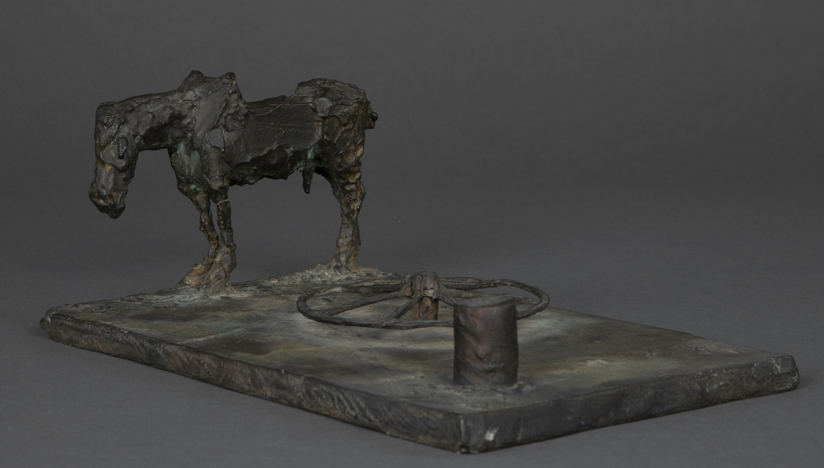 Häst vid vandring [Bronseskulptur]