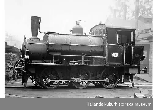 Lok vid Varberg-Ätrans Järnväg, som invigdes 1911. Ur svenska järnvägsklubbens arkiv.