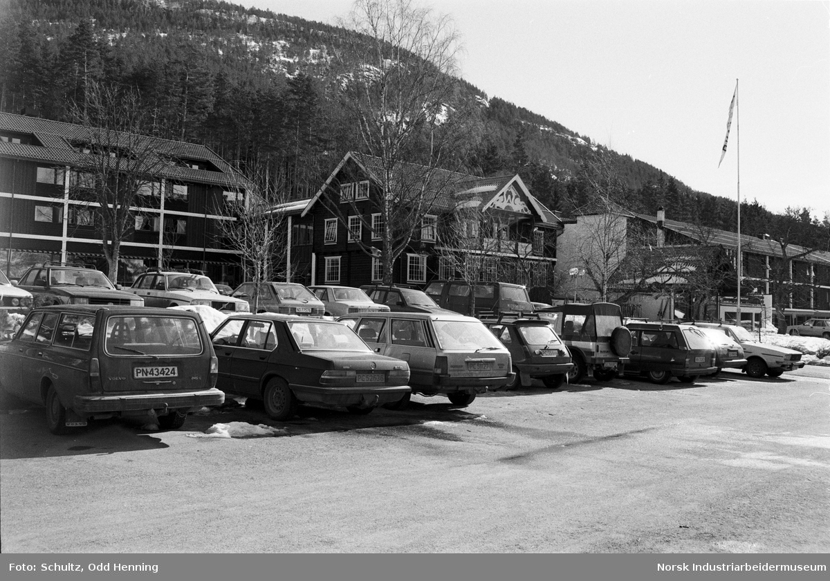 Biler står parkert på parkeringsplassen utenfor Straand hotell.