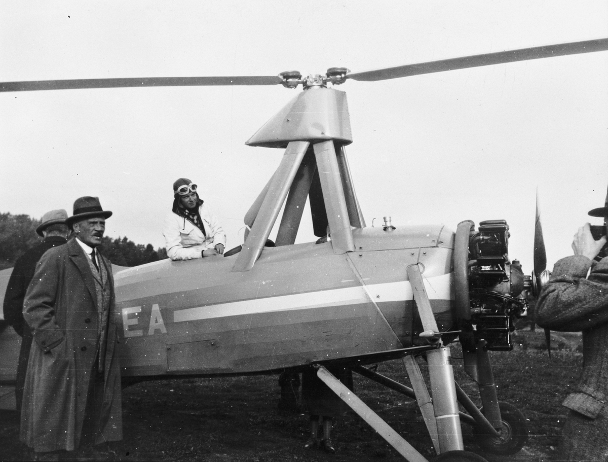 Von Bahr stiger ur autogiron C 30 efter ankomsten till Barkarby flygfält. Första svenska autogiron. ILIS 1931.