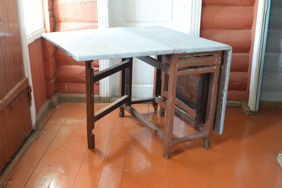 Klaffebord i furu til kjøkkenbruk. Malt rødt og lyseblått