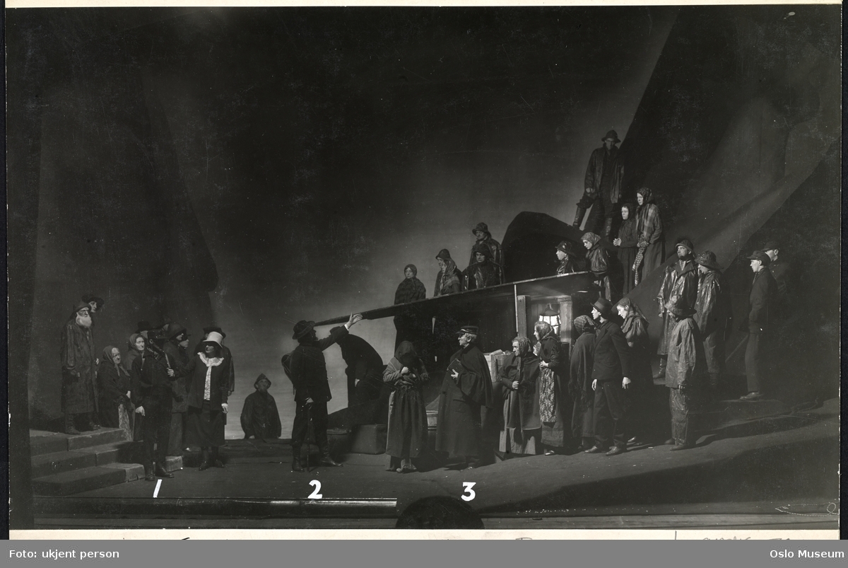 Nationaltheatret, forestilling, scenebilde, "Brand" av Henrik Ibsen, menn, kvinner, skuespillere