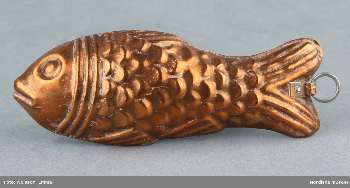 Inventering Sesam 1996-1999:
L  10  cm
Form i fiskmodell av koppar, invändigt förtent, ring för upphängning. 
Blyertspåteckning "R 50".
Tillhör dockskåp inv 192.991.
Birgitta Martinius 1996