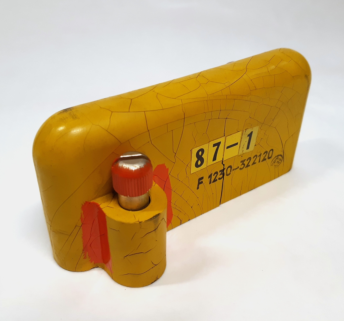 Antennskydd PN 797, i svart gummi och med gulmålad utsida. Vid vardera ände sitter en skruv. Etikett-märkt "87-1".