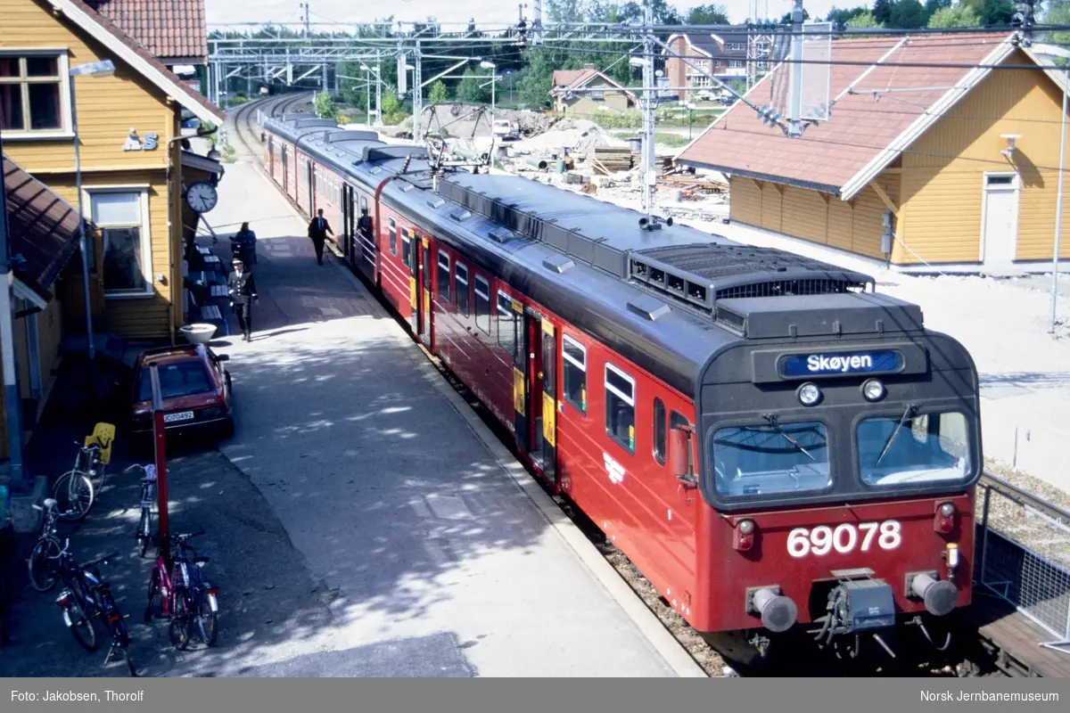 Elektrisk motorvognsett type 69 med lokaltog til Skøyen, tog 122, på Ås stasjon på Østfoldbanen