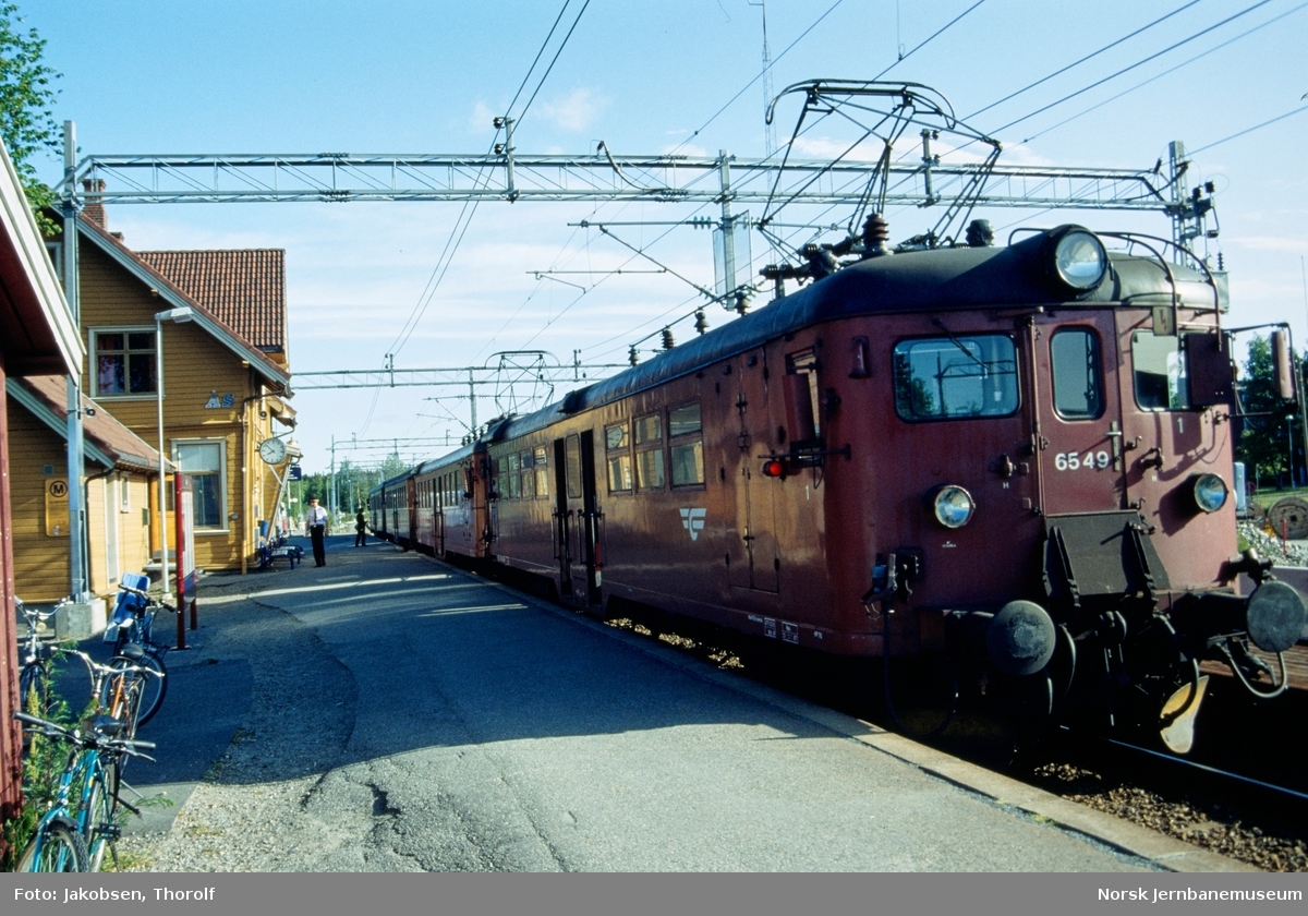 Lokaltog til Oslo S, tog 2810, med elektrisk motorvognsett type 65/67 på Ås stasjon på Østfoldbanen