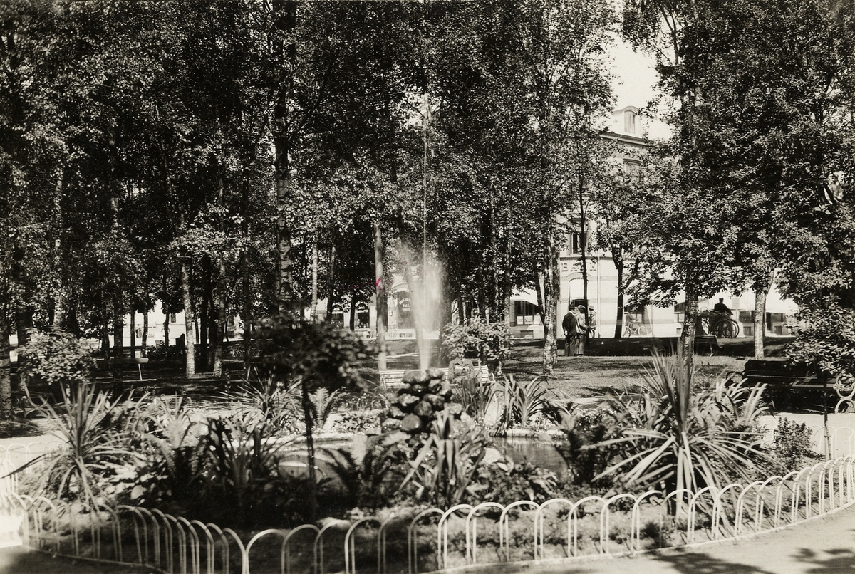 Järnvägsparken i Ljungby,1925. Vy mot Storgatan.