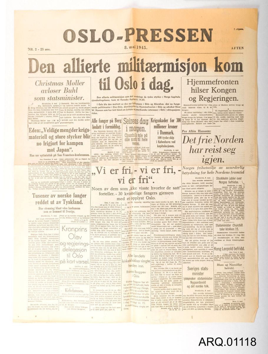 To stykk aviser fra Oslo-Pressen. Nr. 1 og Nr. 2, 8. mai 1945. "Vår kamp er kronet med seier." og "Den allierte militærmisjon kom til Oslo i dag." Avisene har artikler rundt temaet friegjøringen og det som har skjedd dagene før 8. mai. 25 øre.