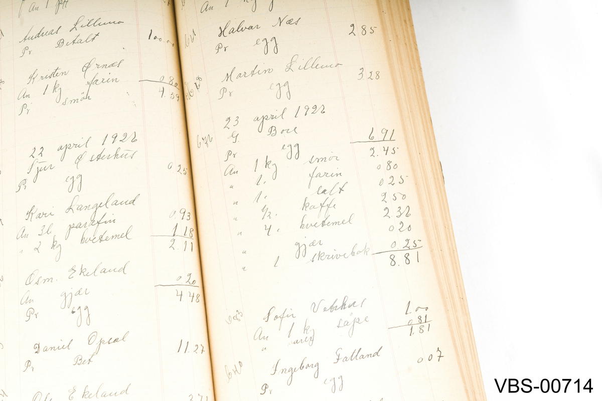 Kladdebok med stive permer og håndskrevne salgsnotater (matvarer) inne: 
756 ark, datert 8. oktober 1925 til 9. november 1927
Spettede brunt, hvitt og svart papir på omslaget.