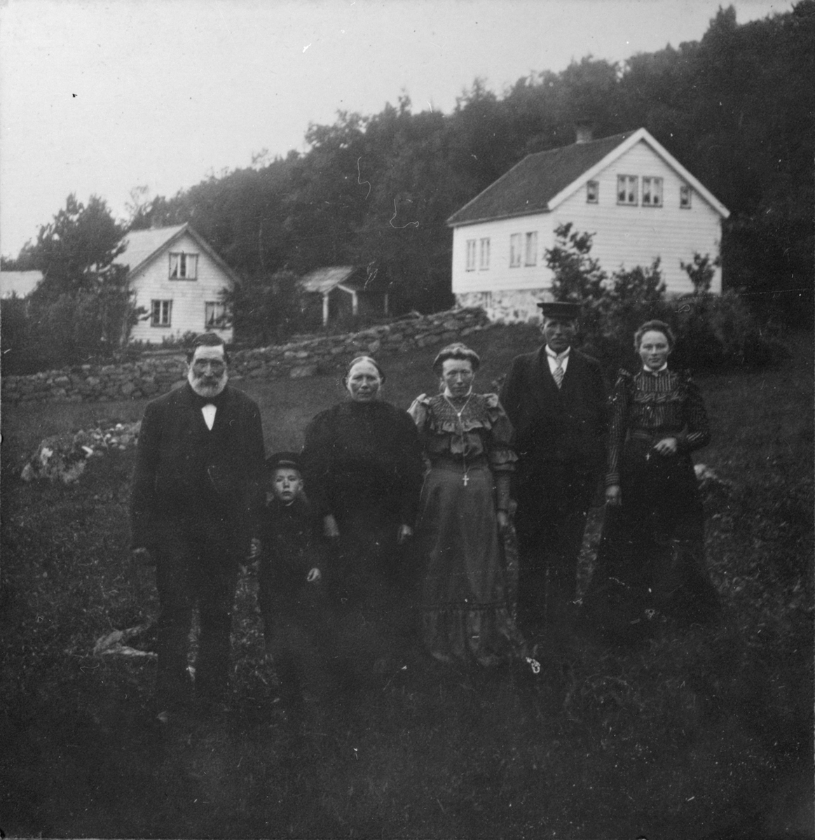 Gardstunet på Romsa, ca. 1910. Frå venstre: Isak Pederson Romsa, Ingvald Åsbø (dotterson til Isak og Guro), Guro Romsa, Anna Dalen (f. Romsa), Anton Romsa og Helene Romsa (f. Dalen).