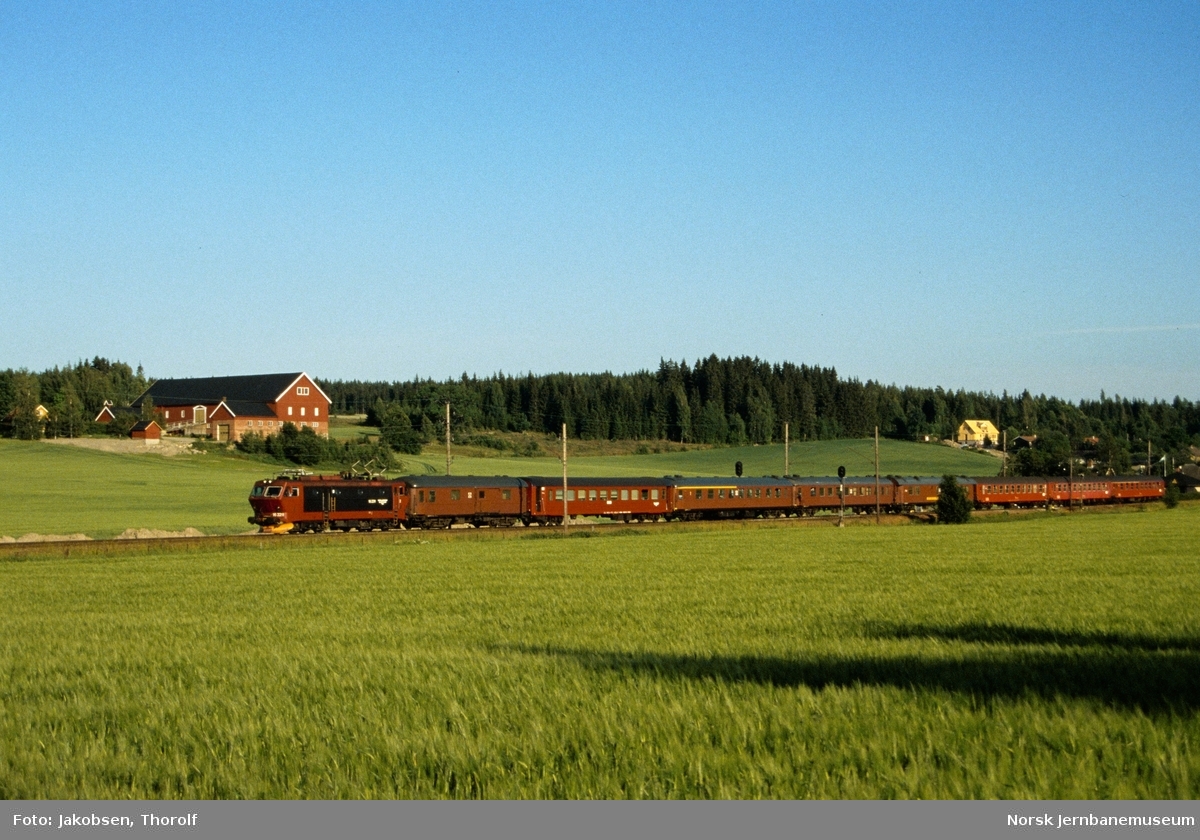Hurtigtog fra København til Oslo S, tog 462, med elektrisk lokomotiv El 16 2211 nær Ås stasjon på Østfoldbanen