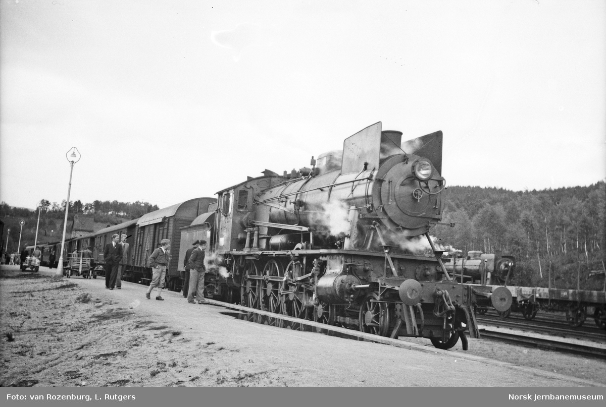 Damplokomotiv type 30a nr. 273 med dagtoget fra Trondheim til Oslo Ø, tog 402, på Dombås stasjon