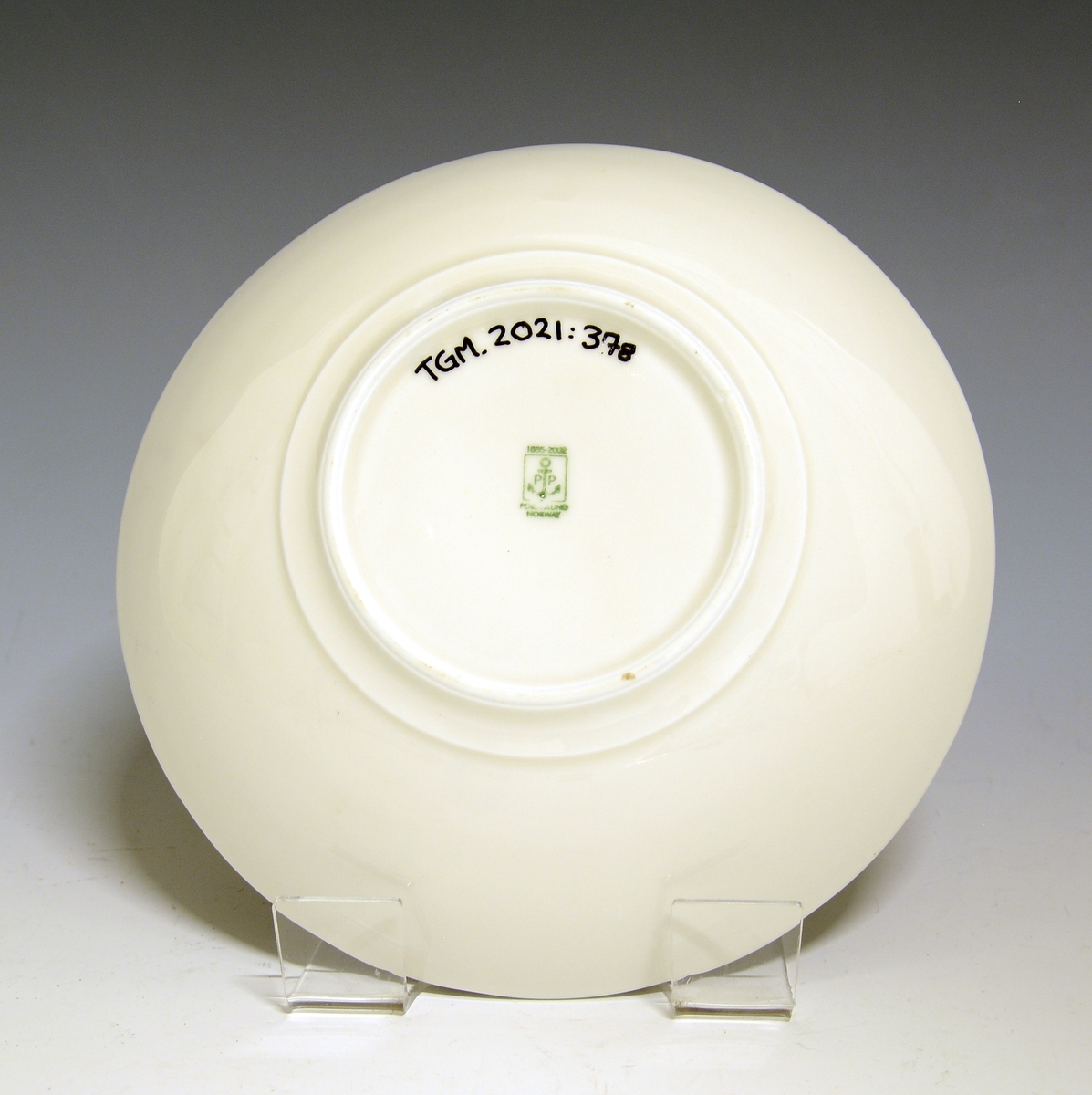 Liten bolle av porselen med hvit glasur. Dekorert med rødkløver
Modell: 2700 Fiore av Eeva Terävä
Dekor: Trifolium