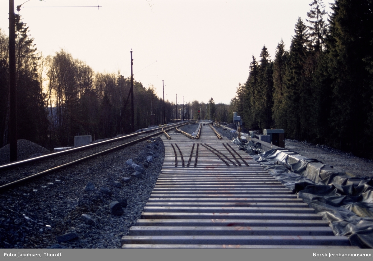 Bygging av nytt dobbeltspor på Østfoldbanen ved Åsmyra i nordre ende av Ås stasjon, ca. km 30,5. Bygging av nye sporveksler pågår