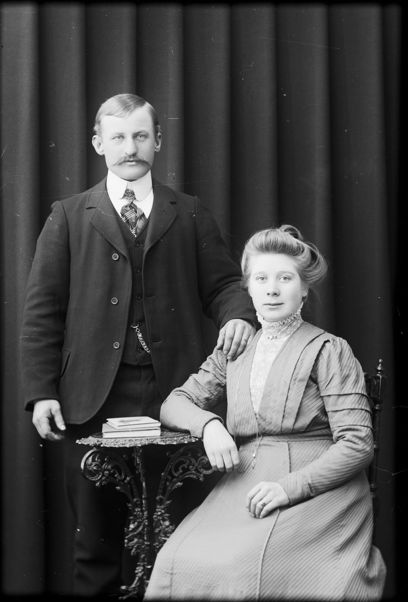 Ateljéporträtt - man och kvinna, Östhammar, Uppland