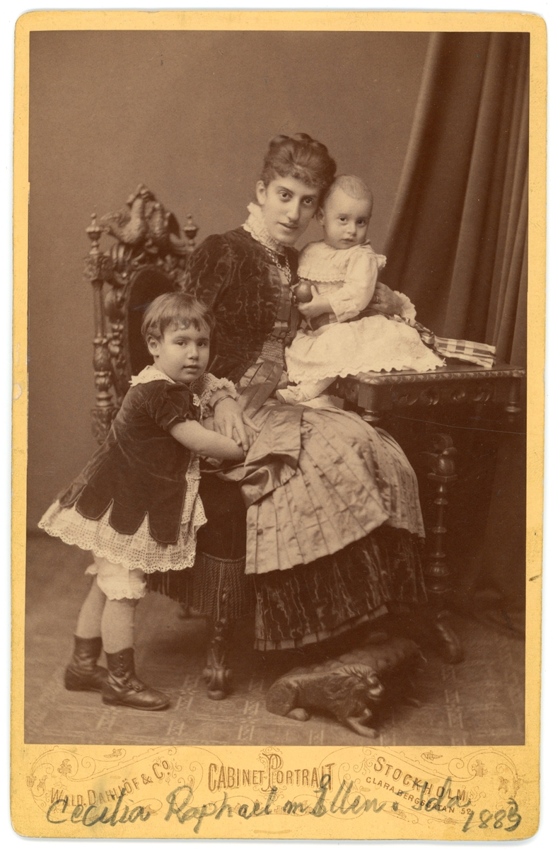 Porträtt av kvinna och två barn