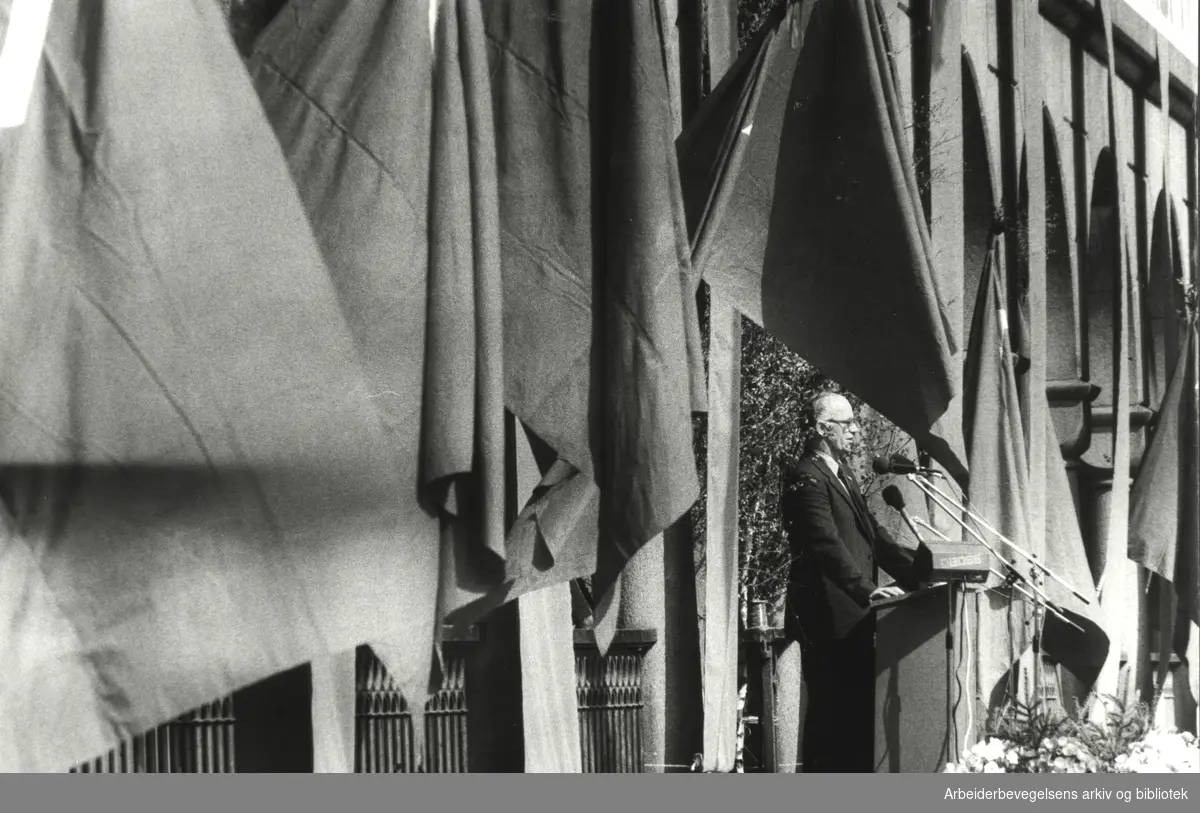 1. mai 1983, Oslo. Thorvald Stoltenberg taler på Youngstorget.