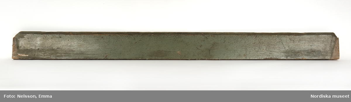 Fönsterbänk, 3 st, av furu, målad i grågrön oljefärg, omkring 1740.

Anm: Partiellt färgbortfall och skador. 
/Anna Arfvidsson Womack 2021-07-19